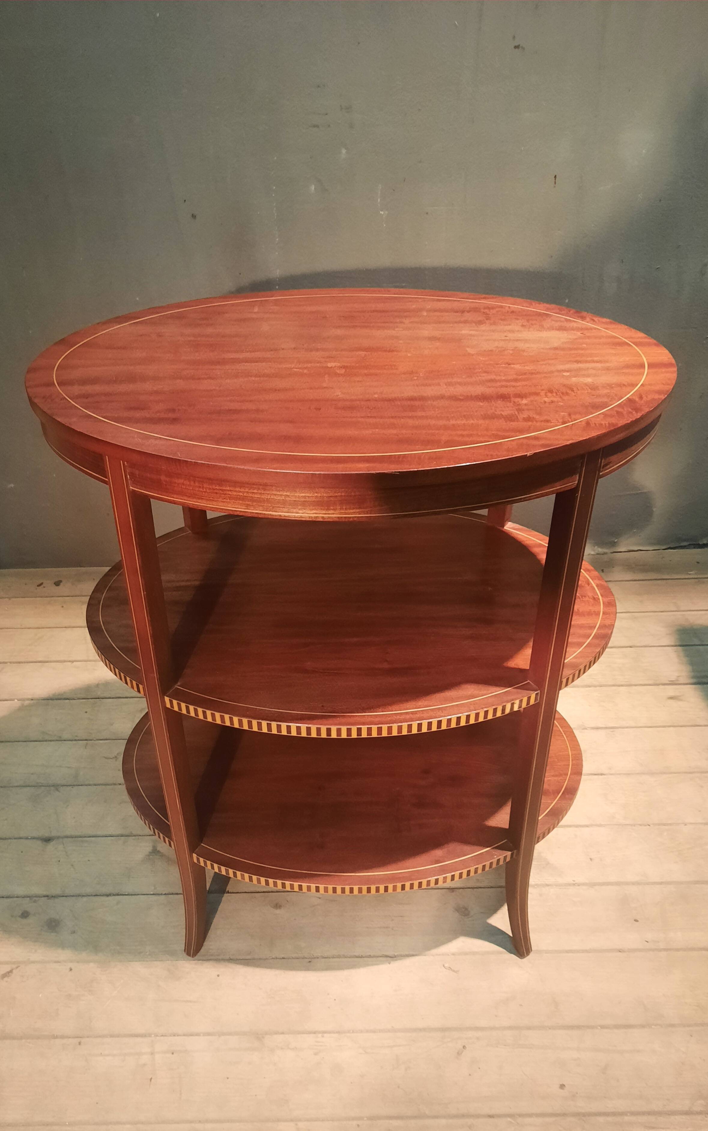 Oval gueridon with 3 trays