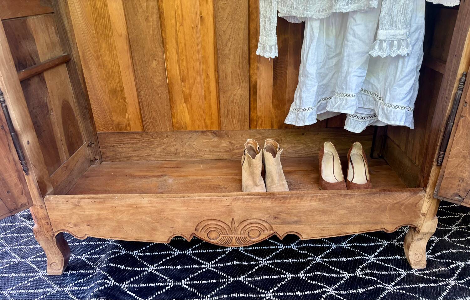 Armoire ancienne française en noyer massif – style Louis XV, fin XIXe siècle