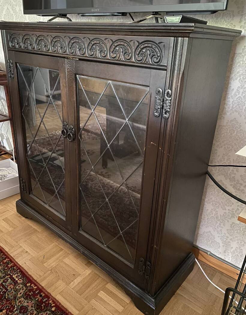 Display cabinet with shelves
