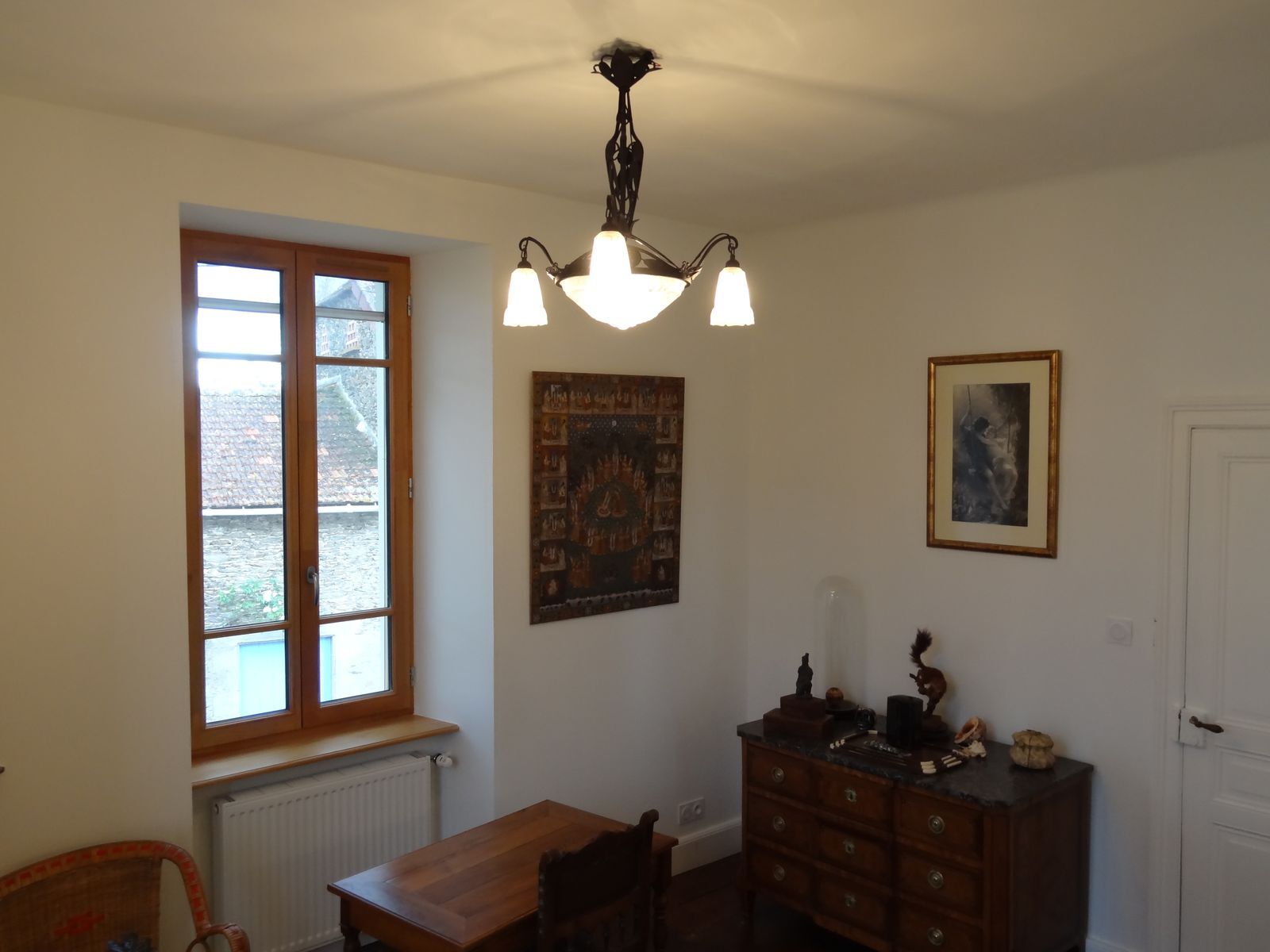 Lustre en fer forgé et verre opalin