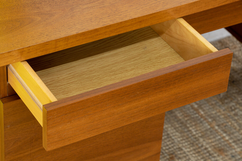 Vintage Scandinavian Office – 135 cm