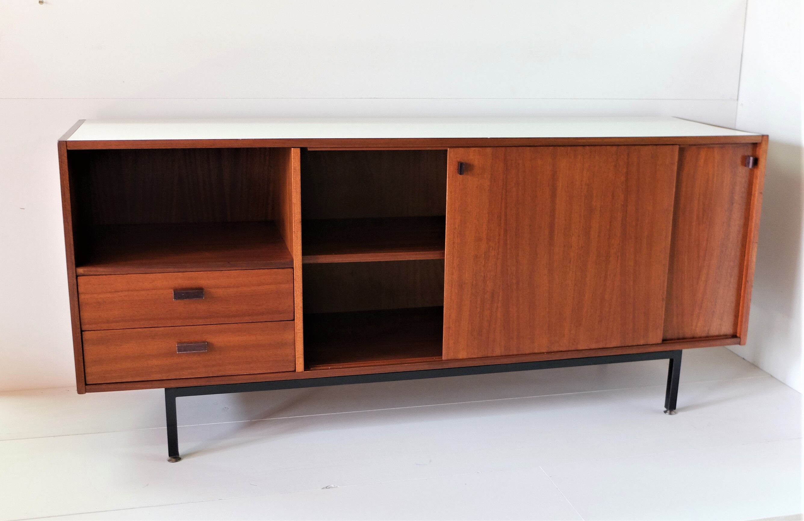Buffet Bas 1960 in mahogany, Provenance Cité Universitaire Jean Zay