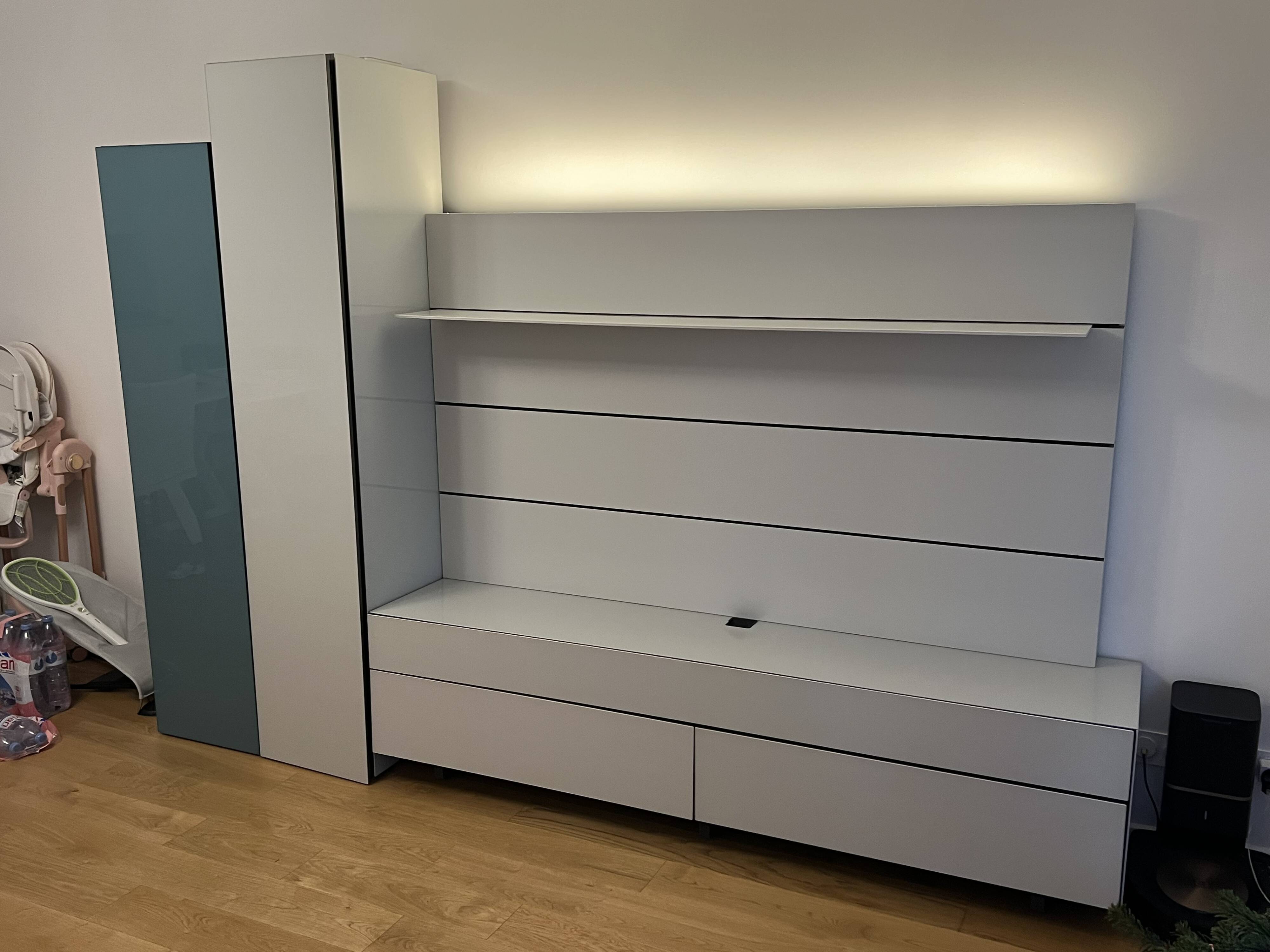 Low furniture, paneling and two-column Globo composition by Roche Bobois.