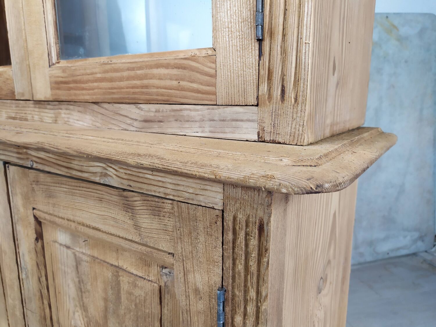 Bistro corner bookcase