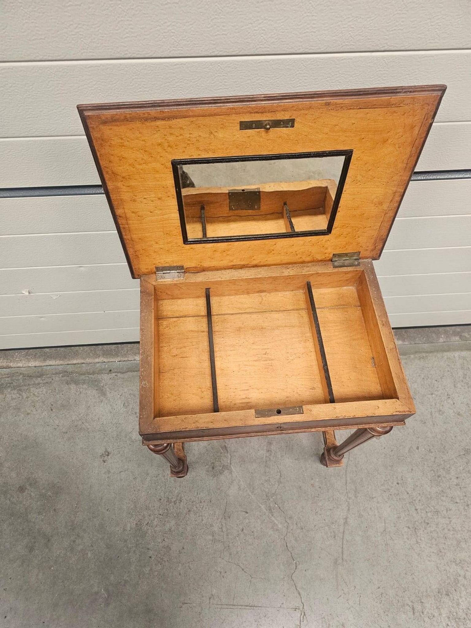 Antique dressing table with floral marquetry and integrated mirror.