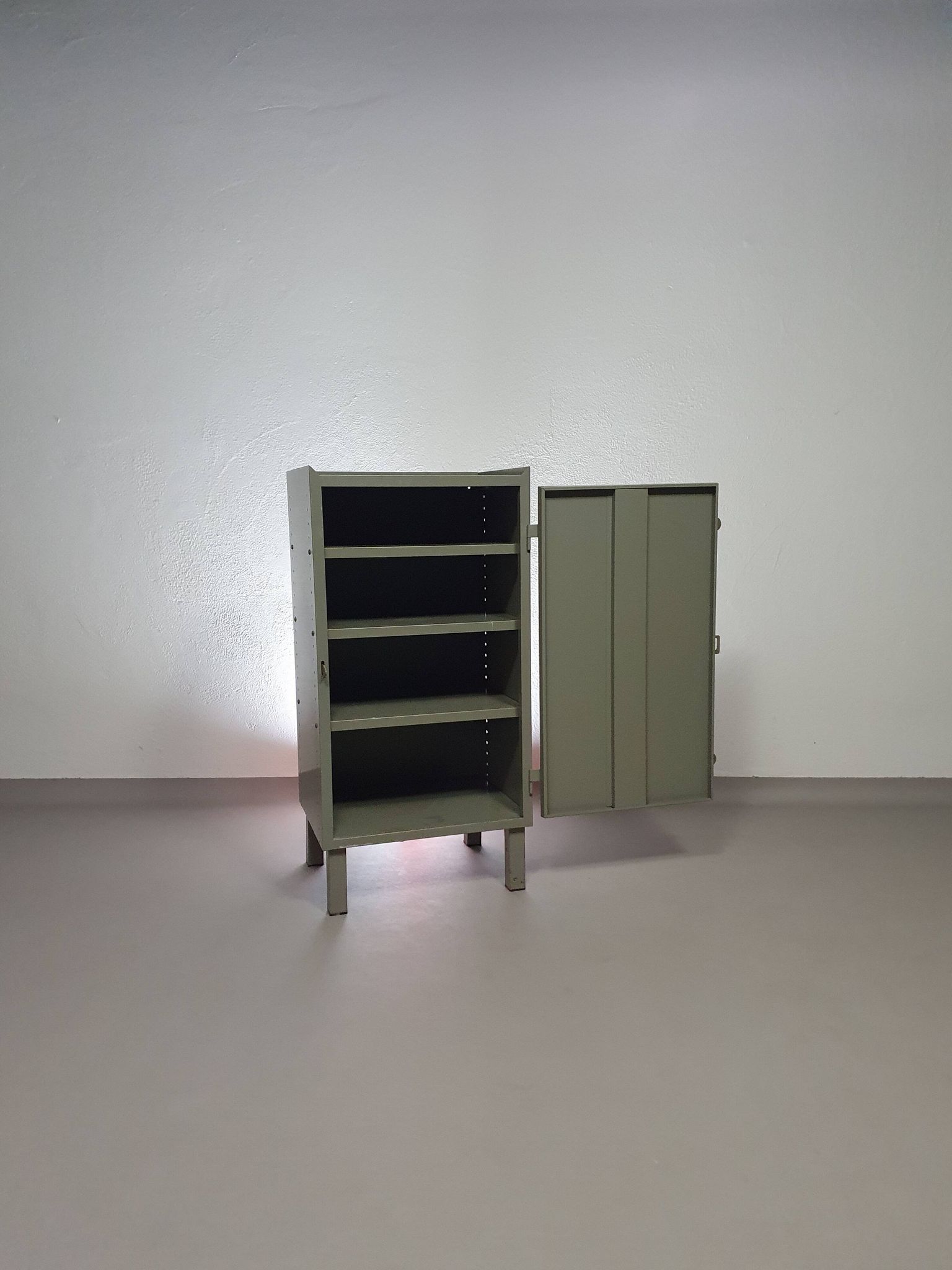 Casier en métal gris. Petit buffet industriel.
