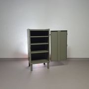 Casier en métal gris. Petit buffet industriel.