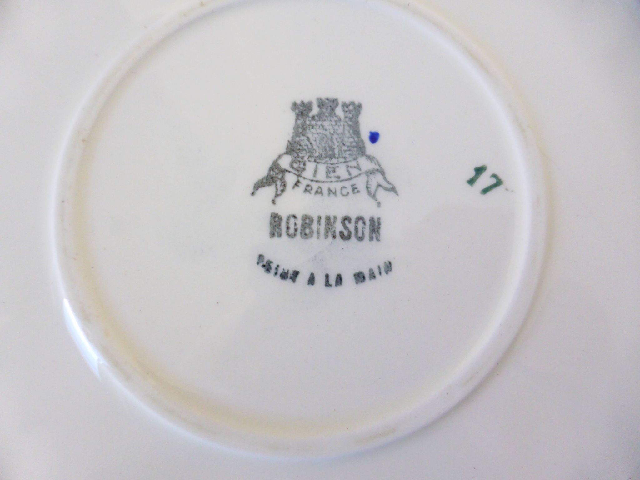 Vintage round serving dish from Gien, model Robinson 2106119.
