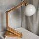Lampe moderniste articulée pin et opaline  vintage 1980