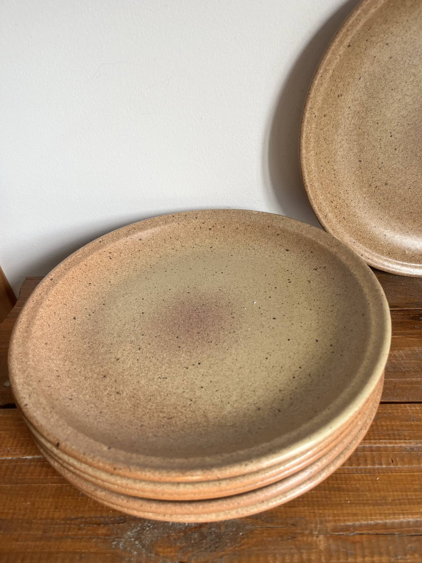 6 flat plates in stoneware