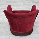 Fauteuil danois des années 1970, velours de mobilier rouge cerise, pieds en bois de chêne.