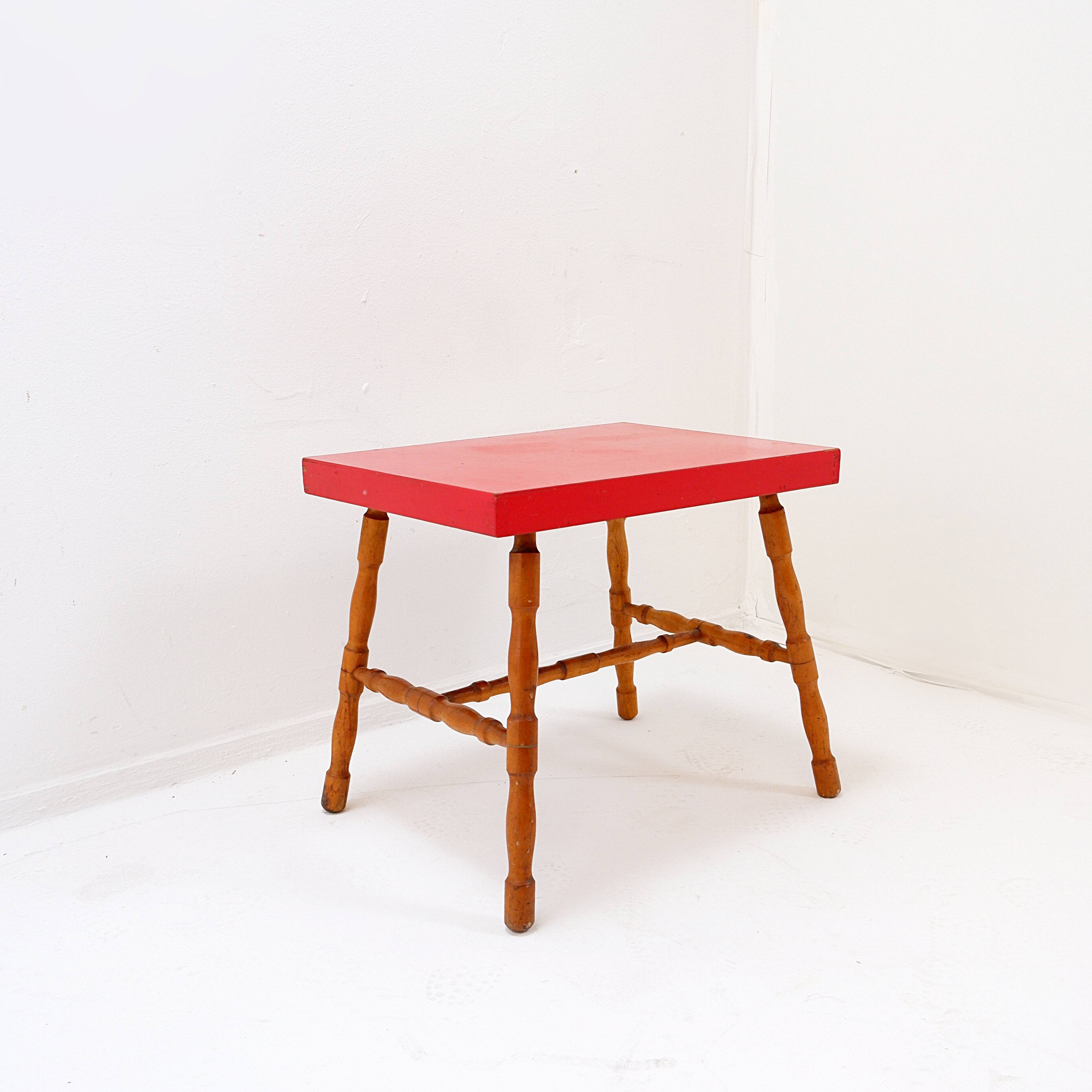 Small side table with turned legs and red top - Josco, made in Belgium - 1950s