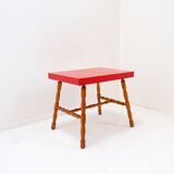 Small side table with turned legs and red top - Josco, made in Belgium - 1950s