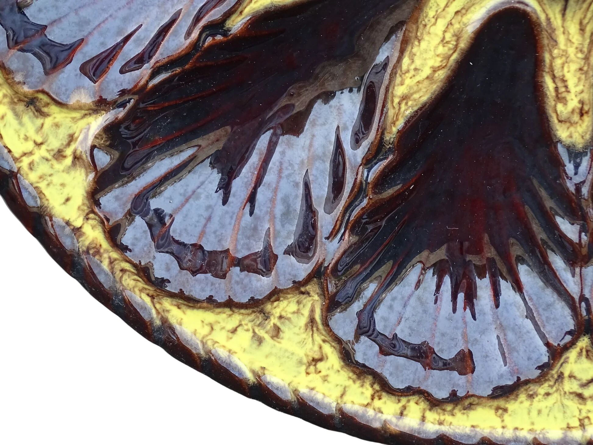 Assiette à huîtres vintage en faïence de Vallauris, signée Marius Giuge.