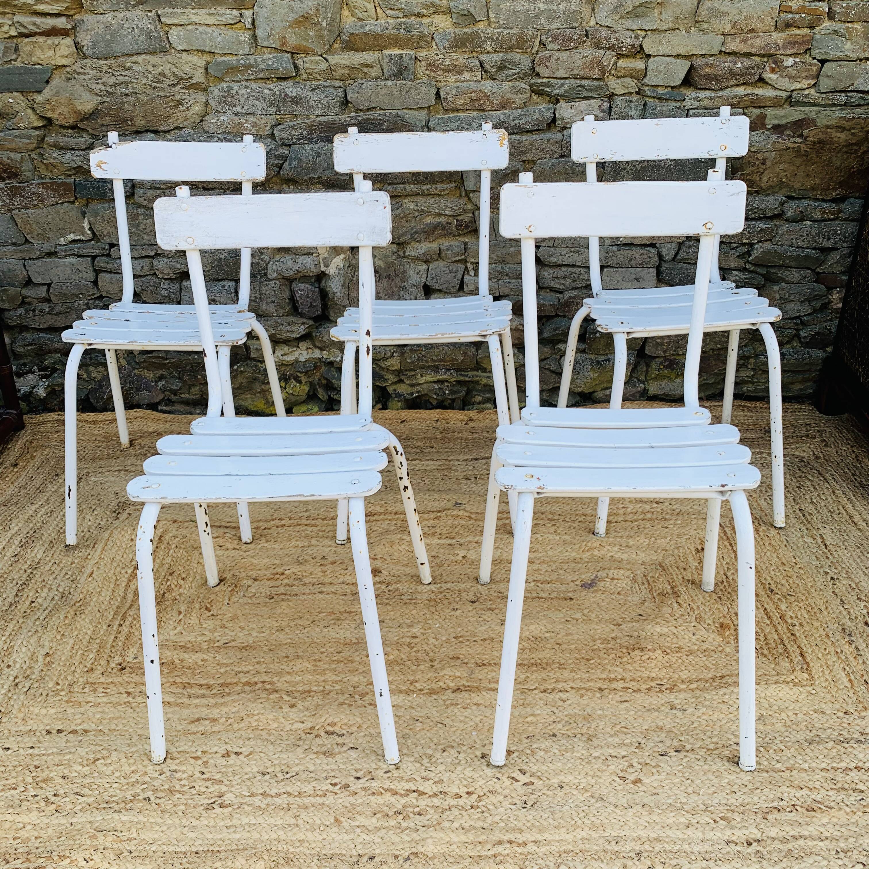 Set of 5 white wooden chairs