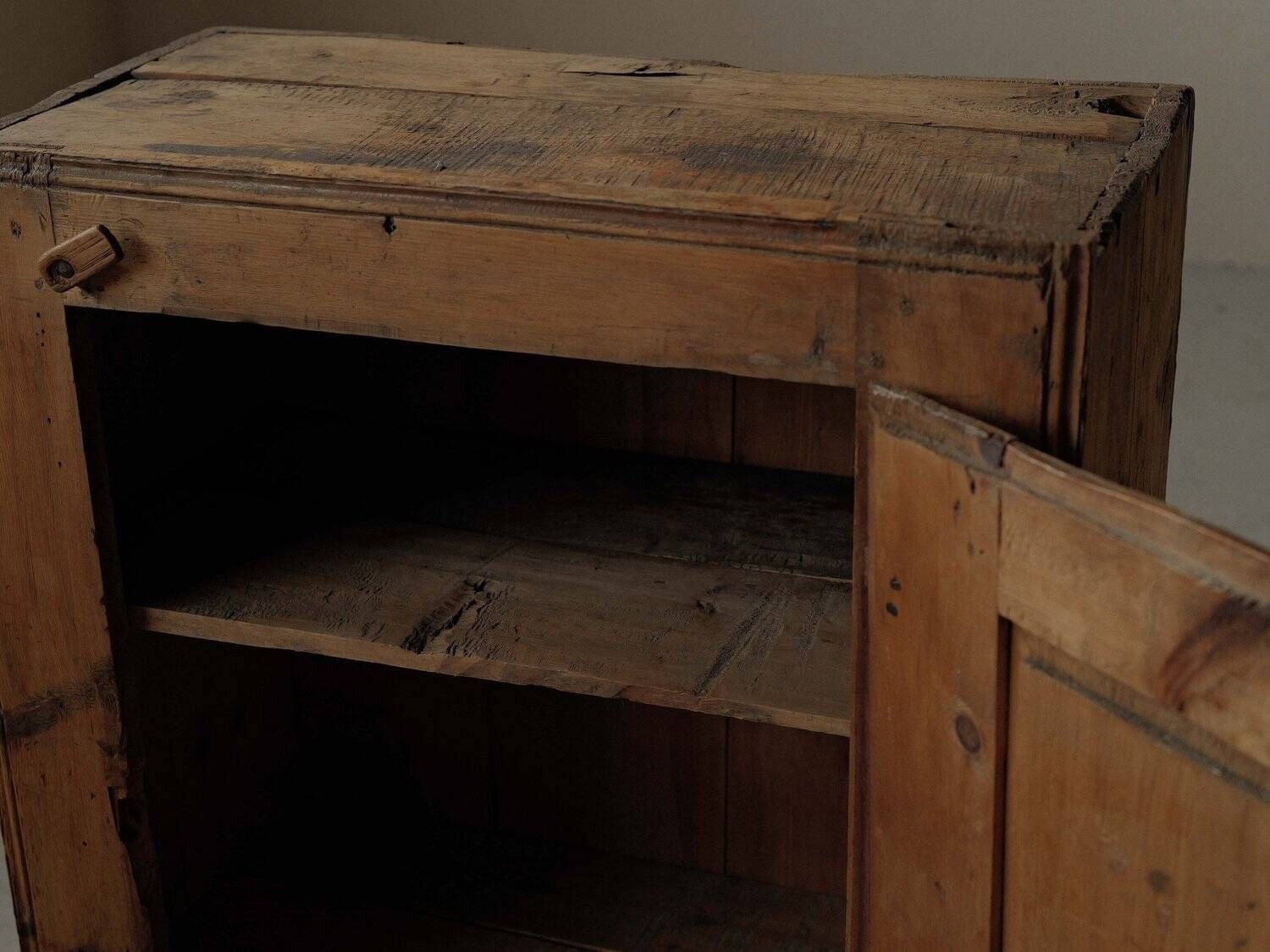 Alpine furniture in solid larch – Folk art – Savoy, 19th century