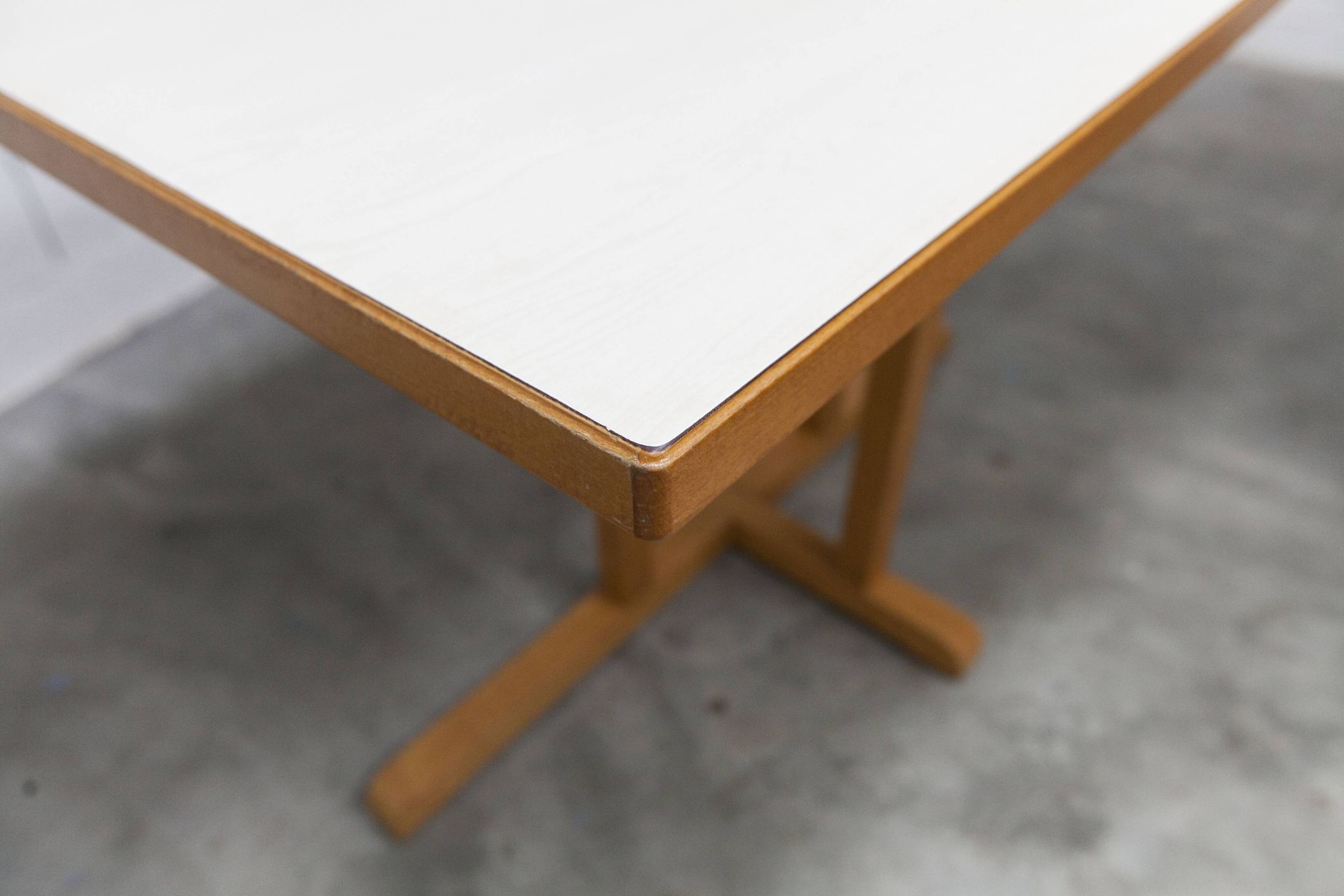 Rare set de 6 tables Baumann 1990, 80x120 et demi lune 120cm