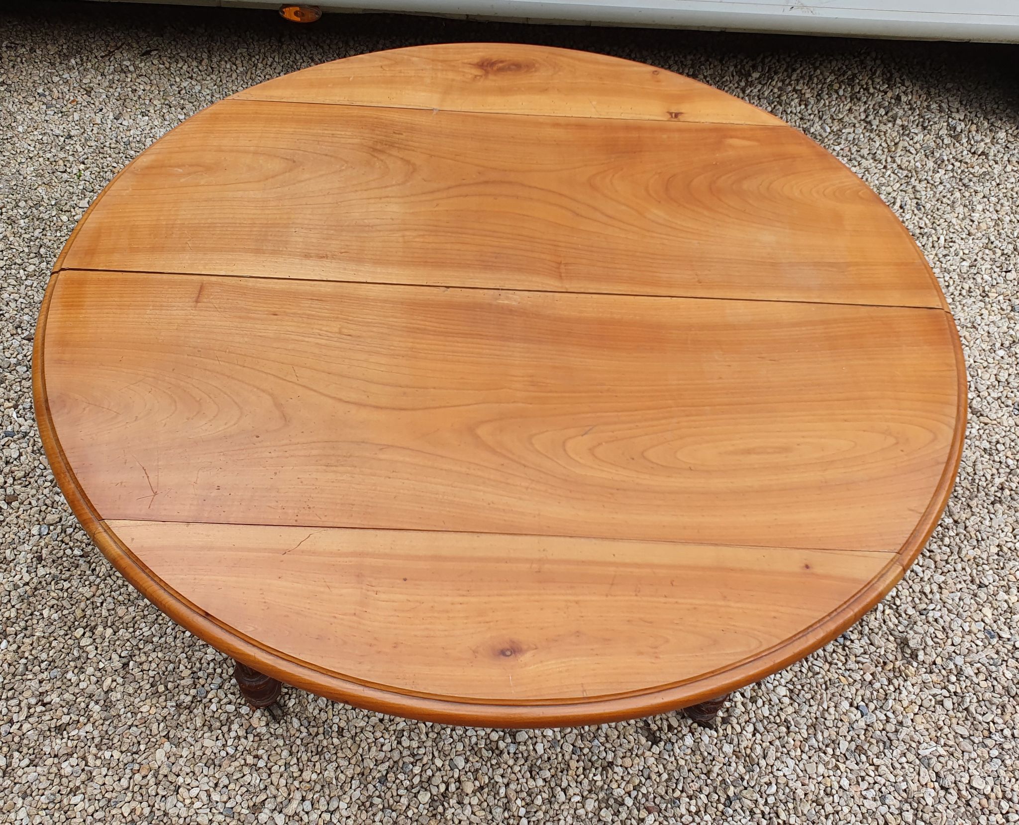 Table ovale 6 pieds avec allonges patine caramel