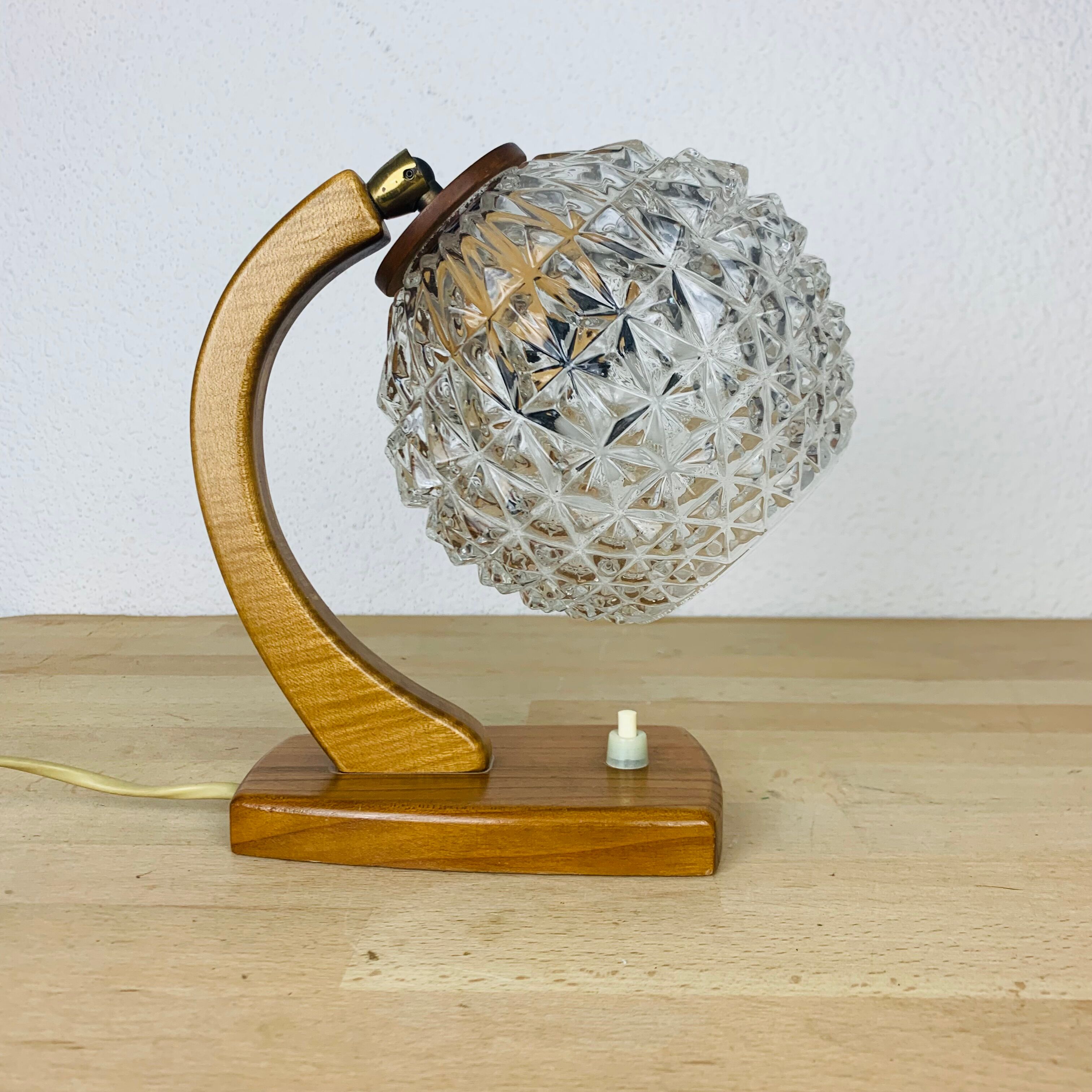 Lampe scandinave arc bois courbé globe verre ciselé