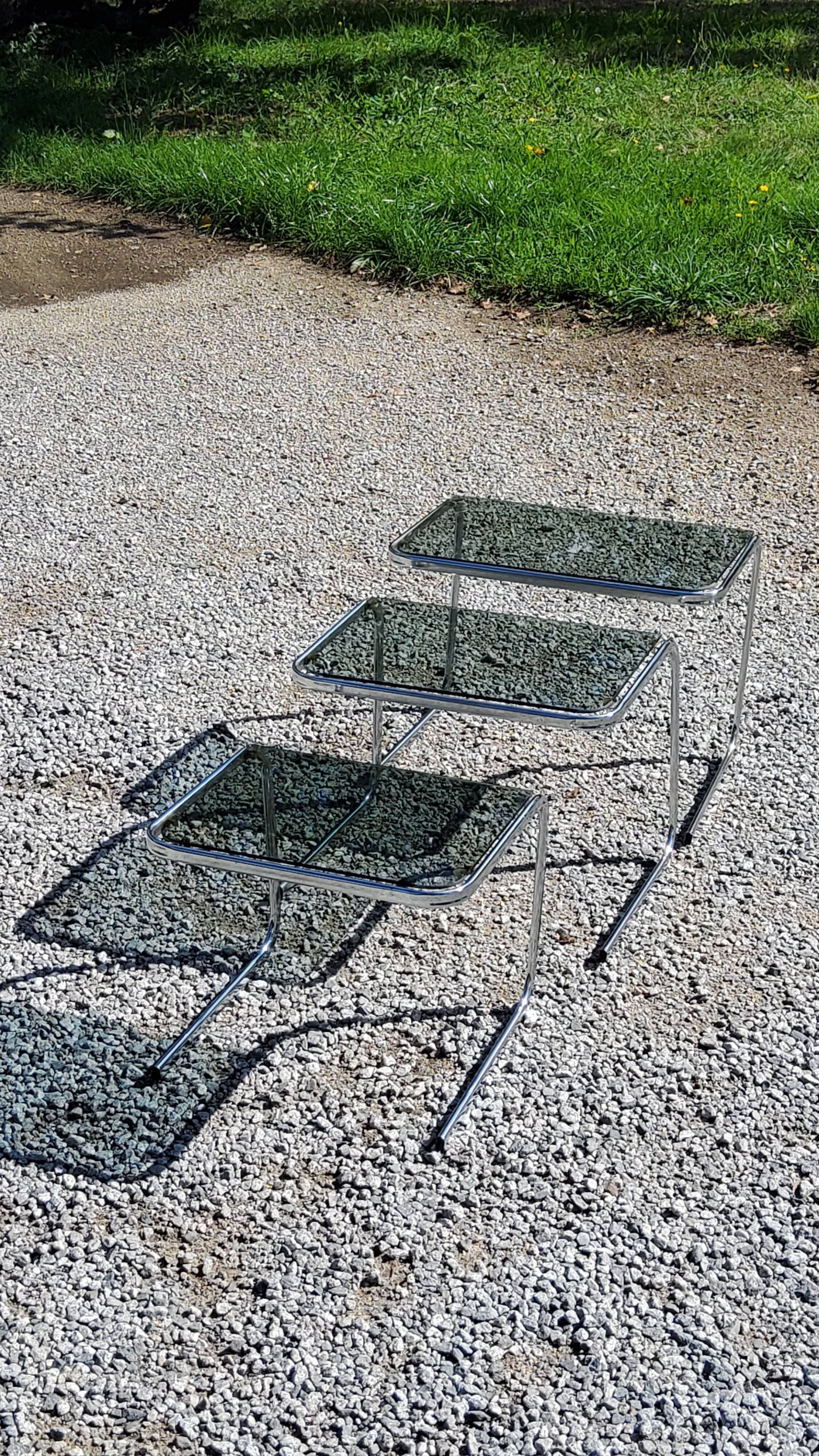 Set de 3 tables gigognes des années 70 en verre fumé piètement chromé