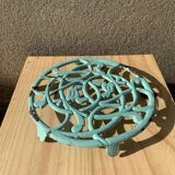 Dessous de plat ancien en fonte émaillée  bleu verte ciselure oiseaux format rond