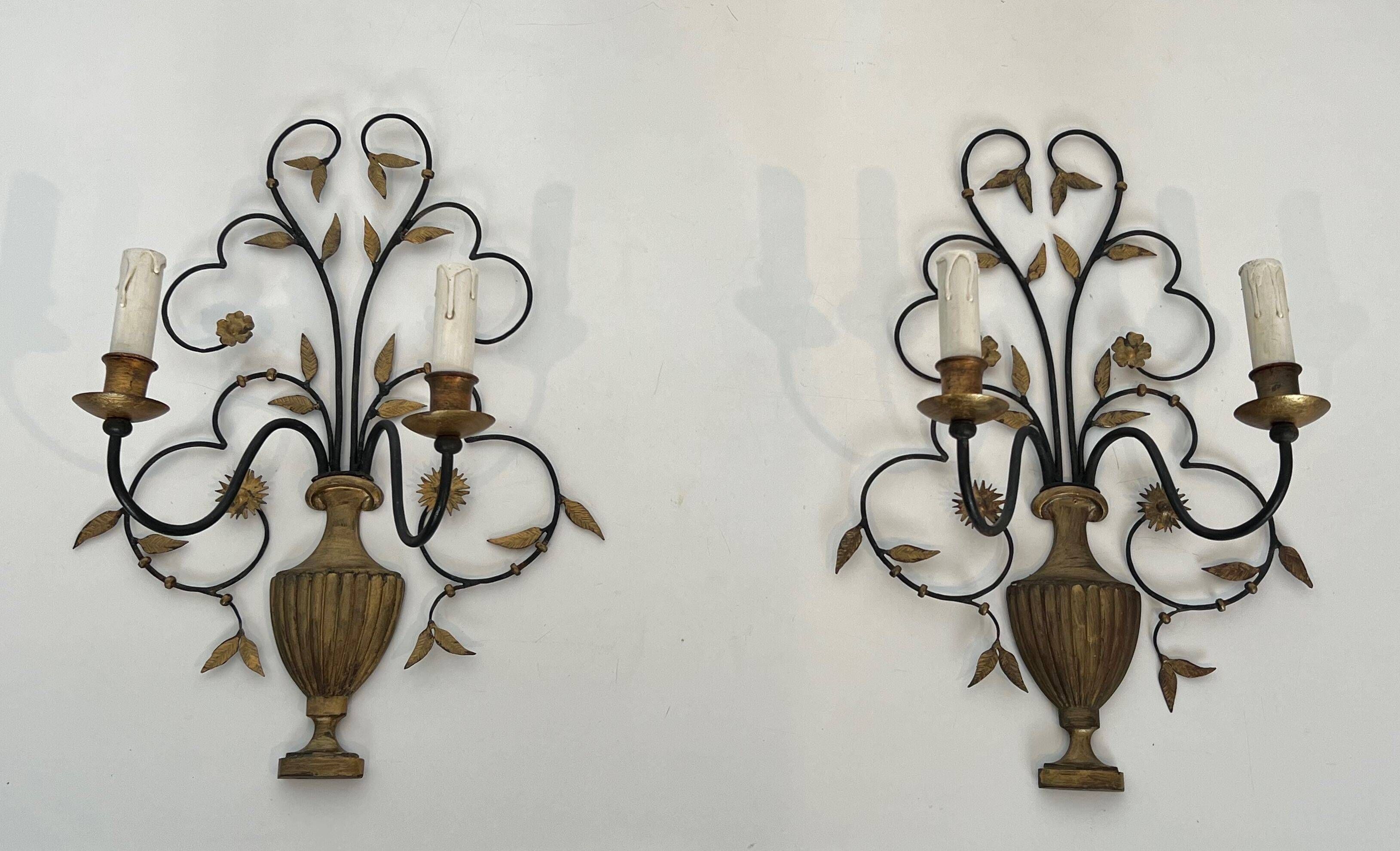 Paire d'appliques en fer forgé et doré représentant un bouquet de fleurs