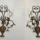 Paire d'appliques en fer forgé et doré représentant un bouquet de fleurs