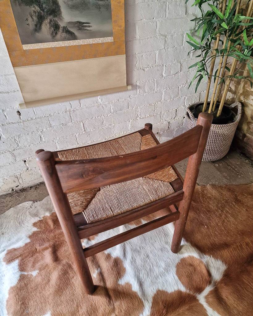 Chaises de salle à manger rustiques en teck et jonc de style français du milieu du siècle (x6)