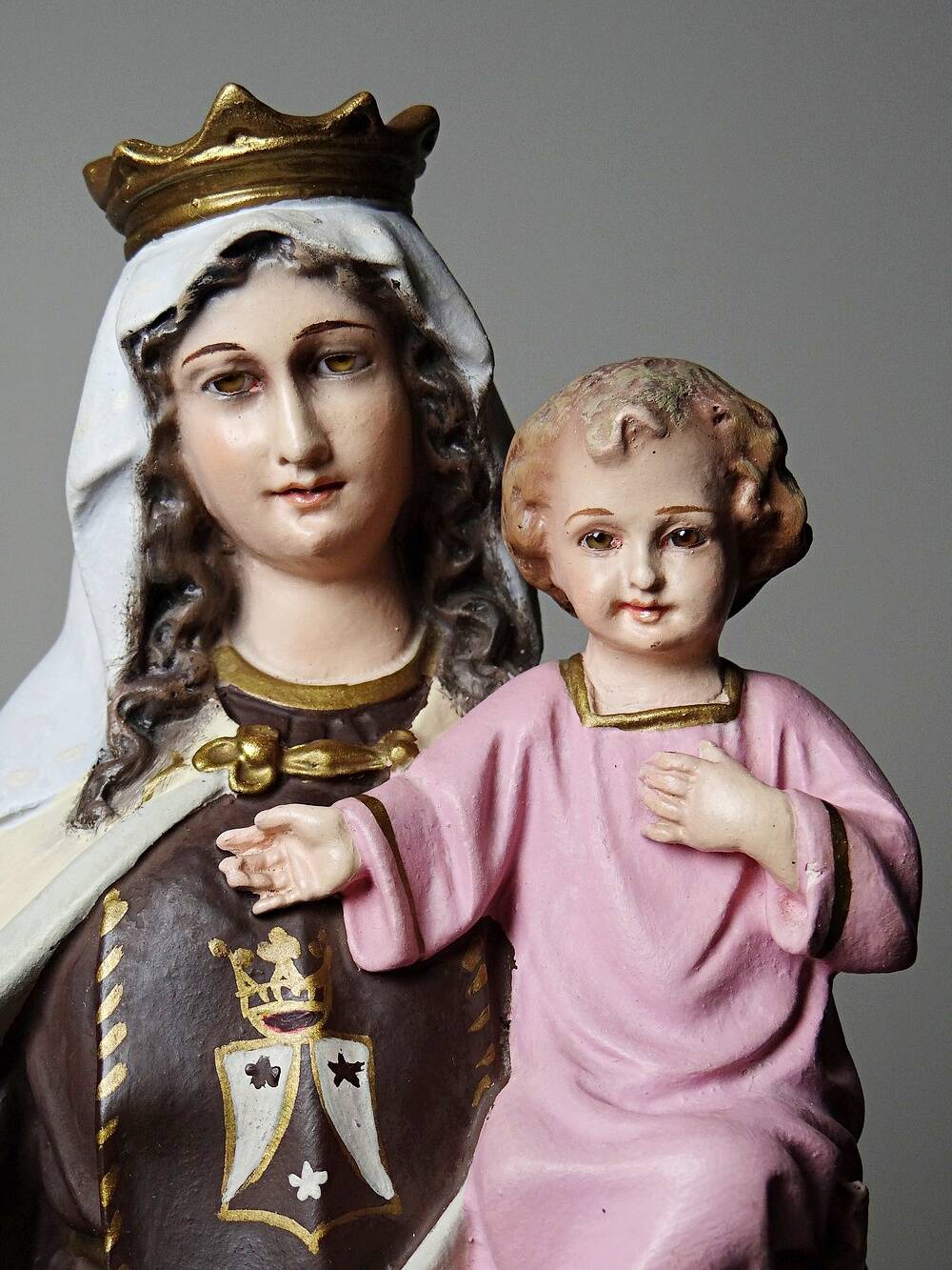 Statuette stuc ND du Mont Carmel, ateliers Olot, yeux en verre, 1920-1930