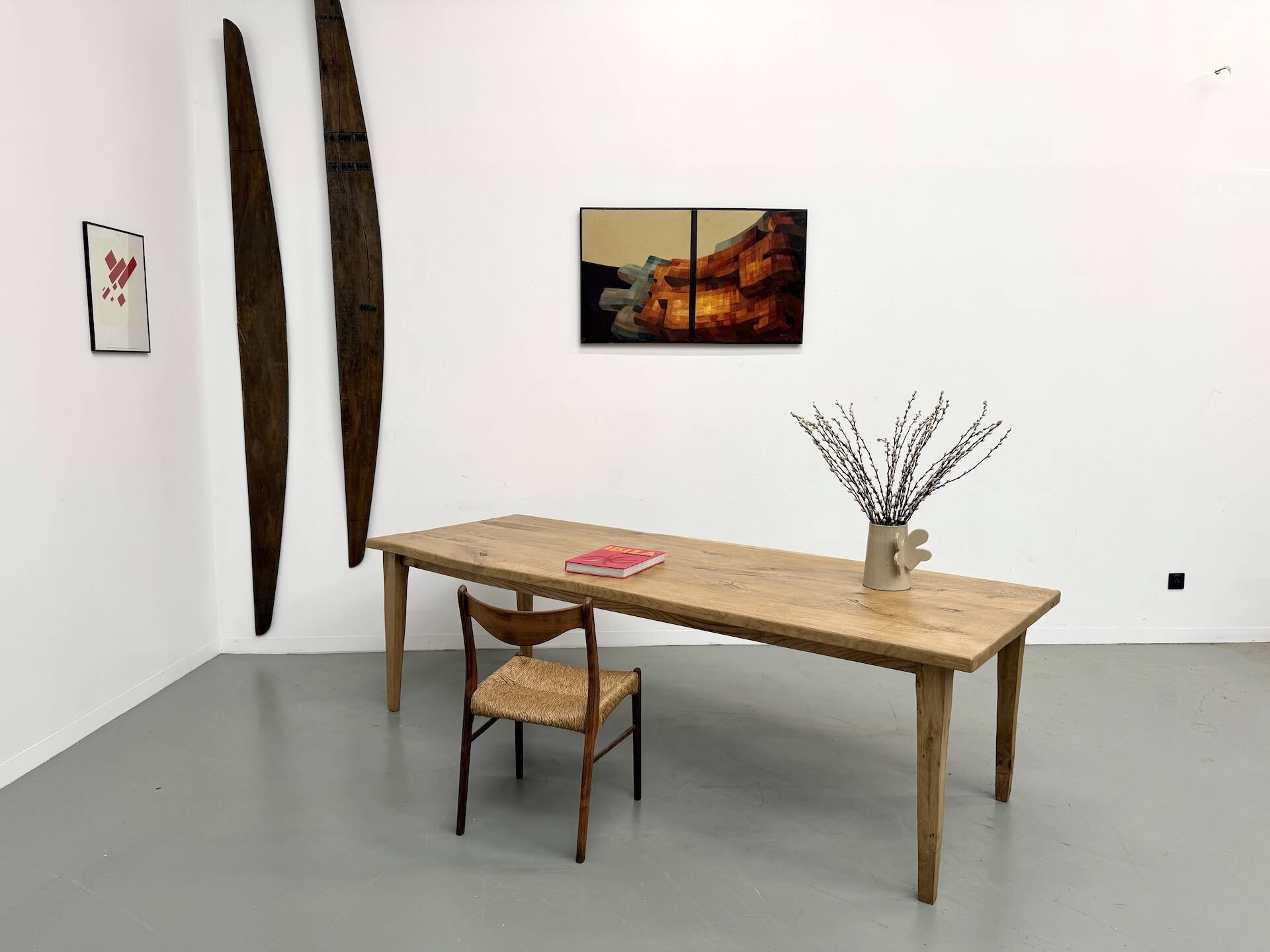 Grande table de salle à manger en chêne massif, au format XXL.
