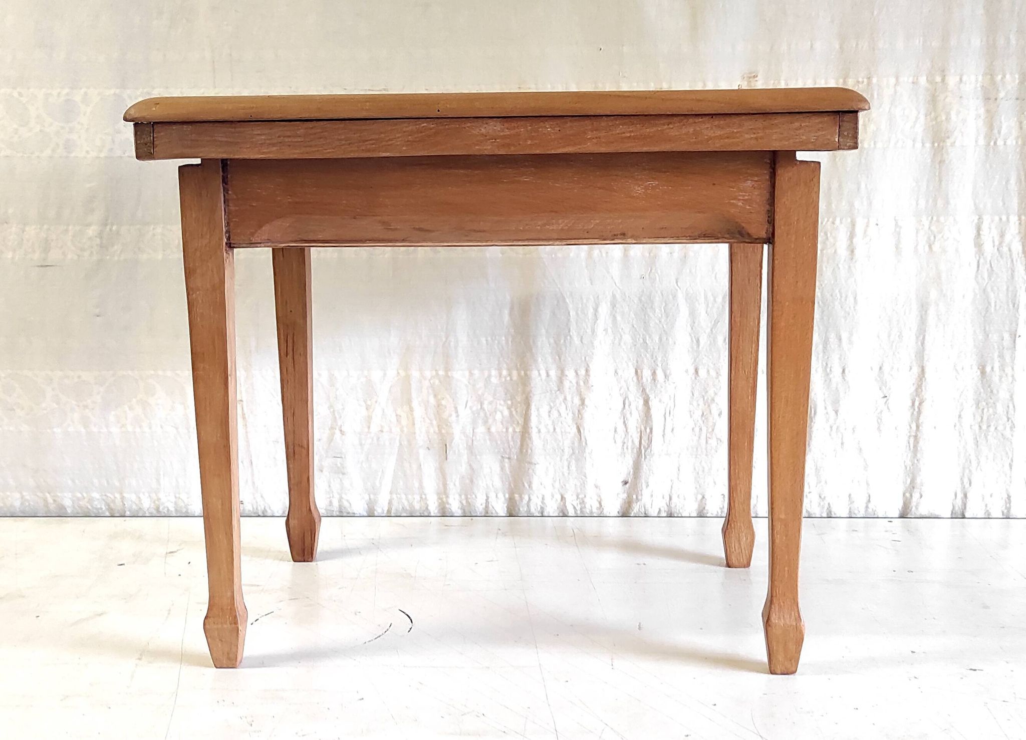 Table d'appoint en bois massif et cannage - mid. XXème