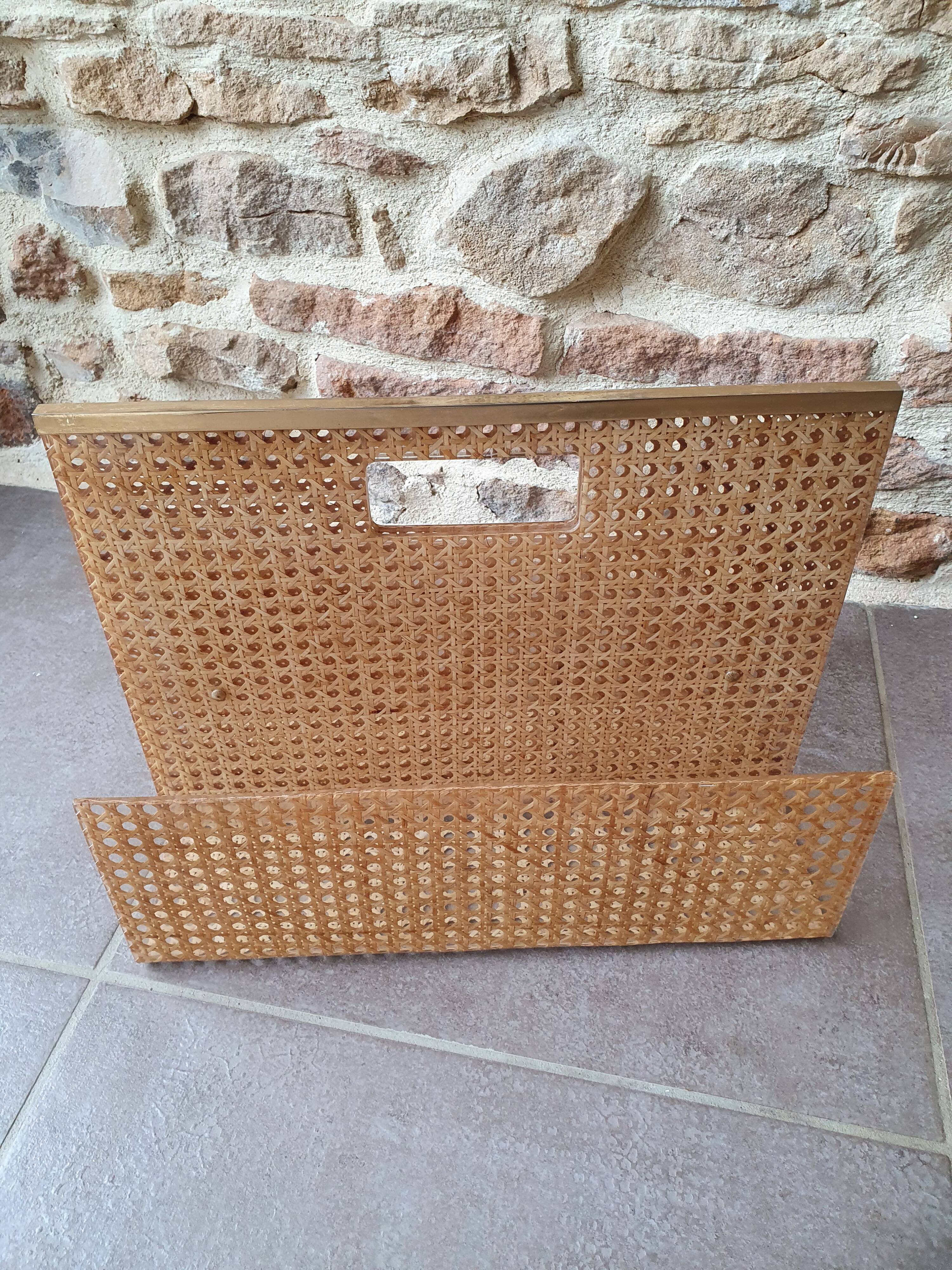 Caning magazine holder