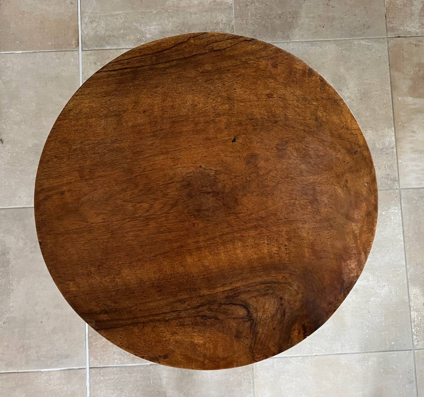19th century tripod pedestal table in walnut Diam: 49cm