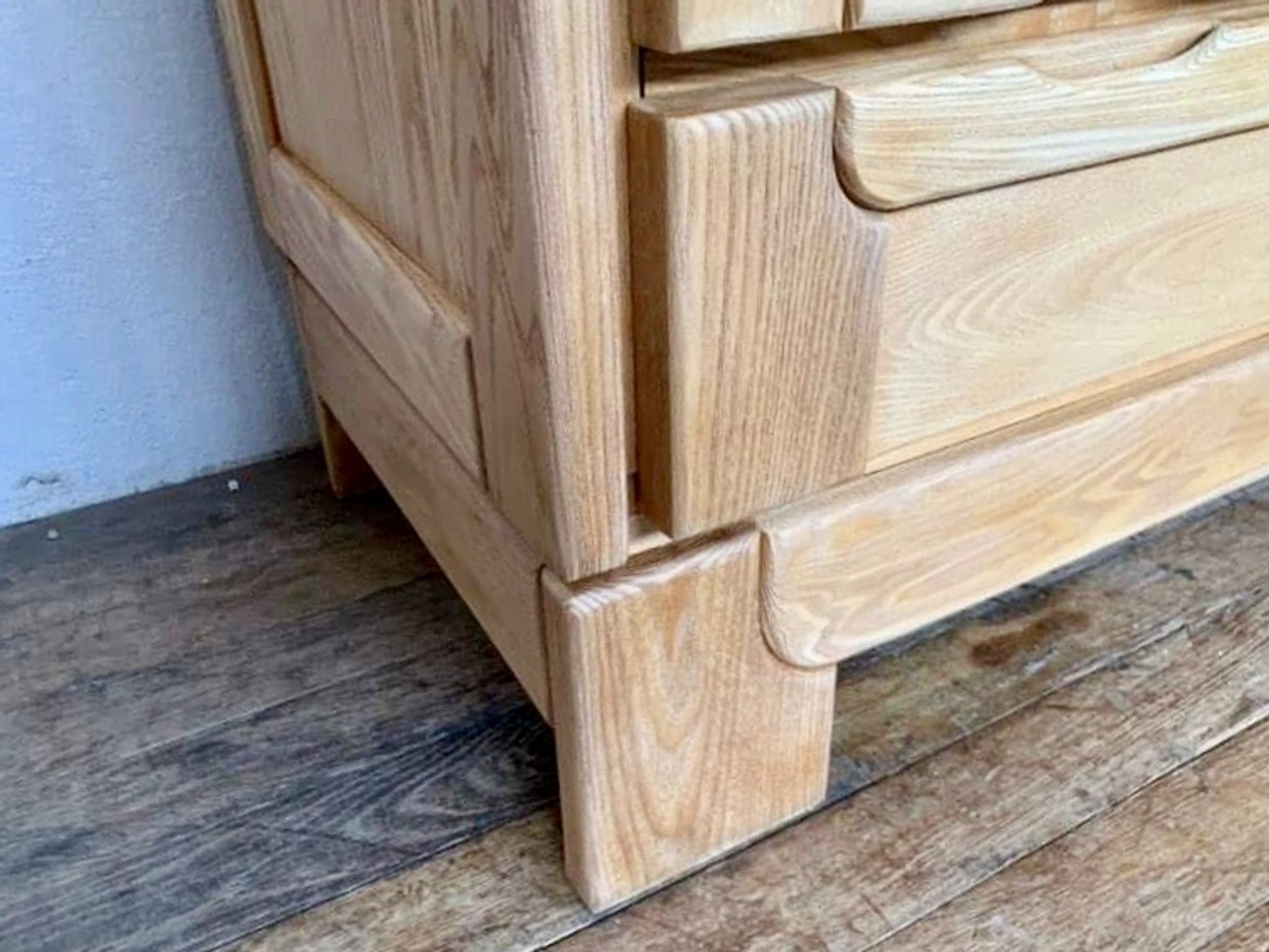 Commode vintage moderniste en orme massif 3 tiroirs
