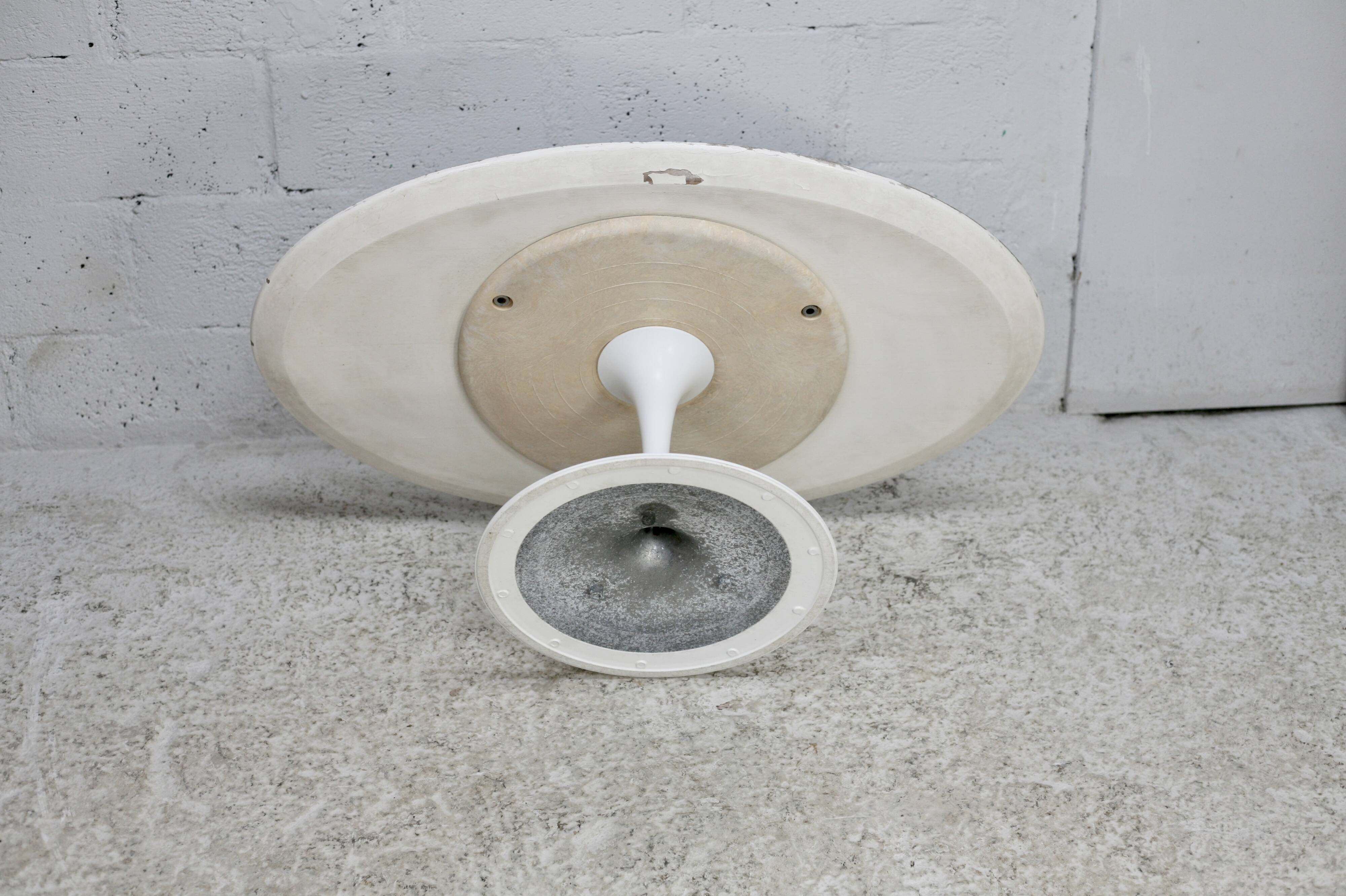 Knoll coffee table, Eero Saarinen, "tulip" model, white melamine wood. Signed, USA, circa 1960