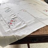 Embroidered tablecloth and 12 vintage napkins