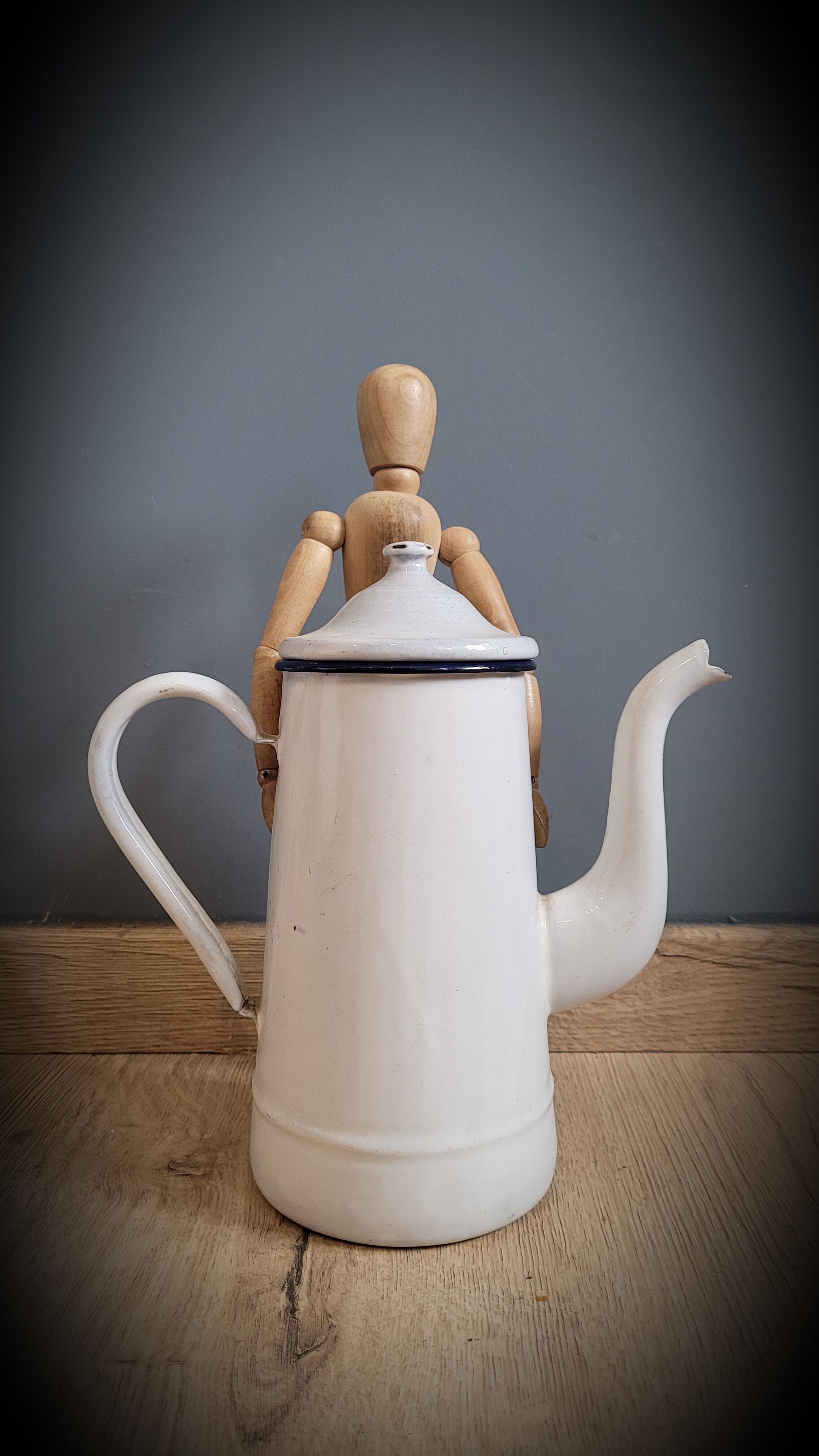 White enamelled coffee maker