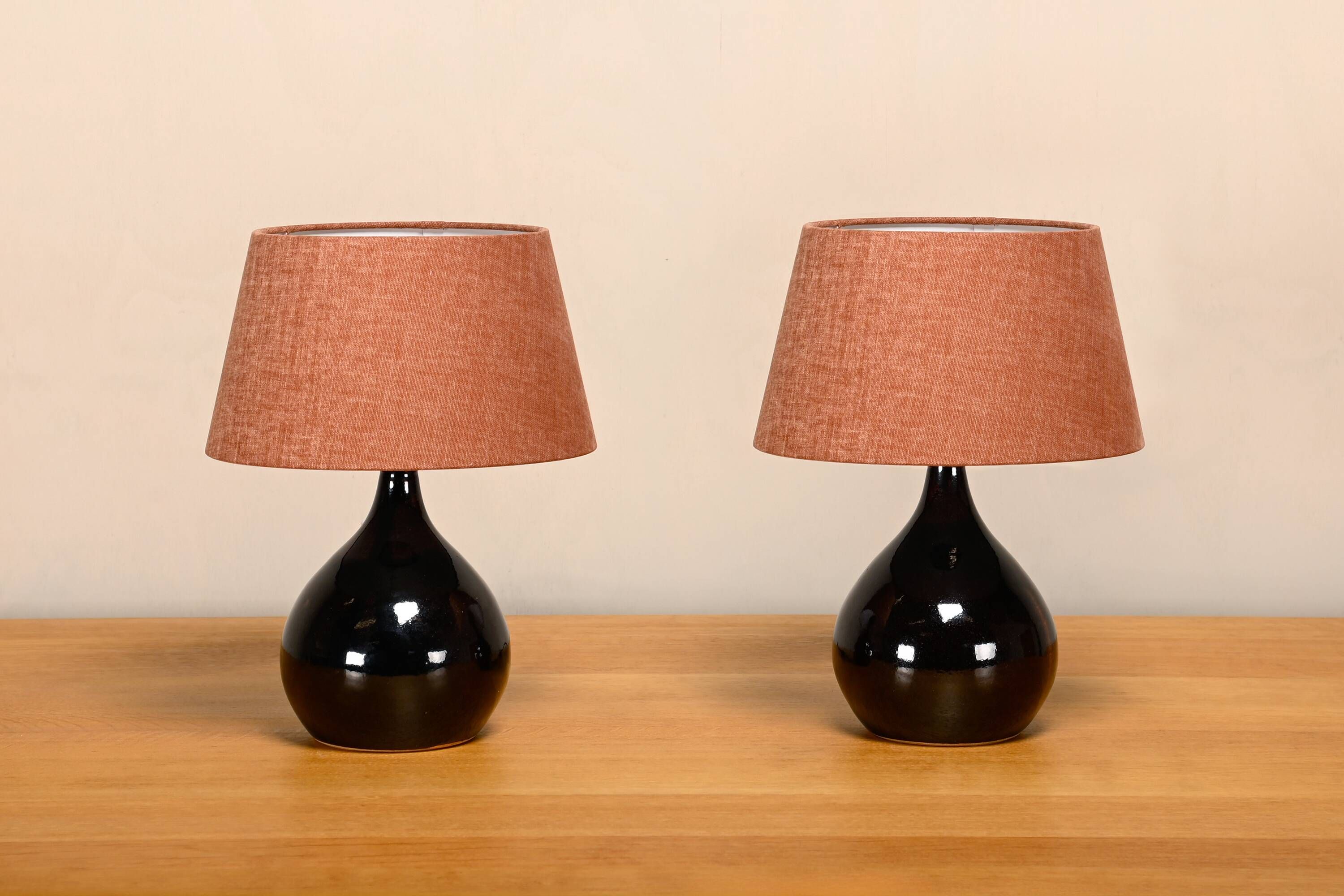 Lampes de table en céramique moderne scandinave émaillées brun foncé, Danemark années 1960.