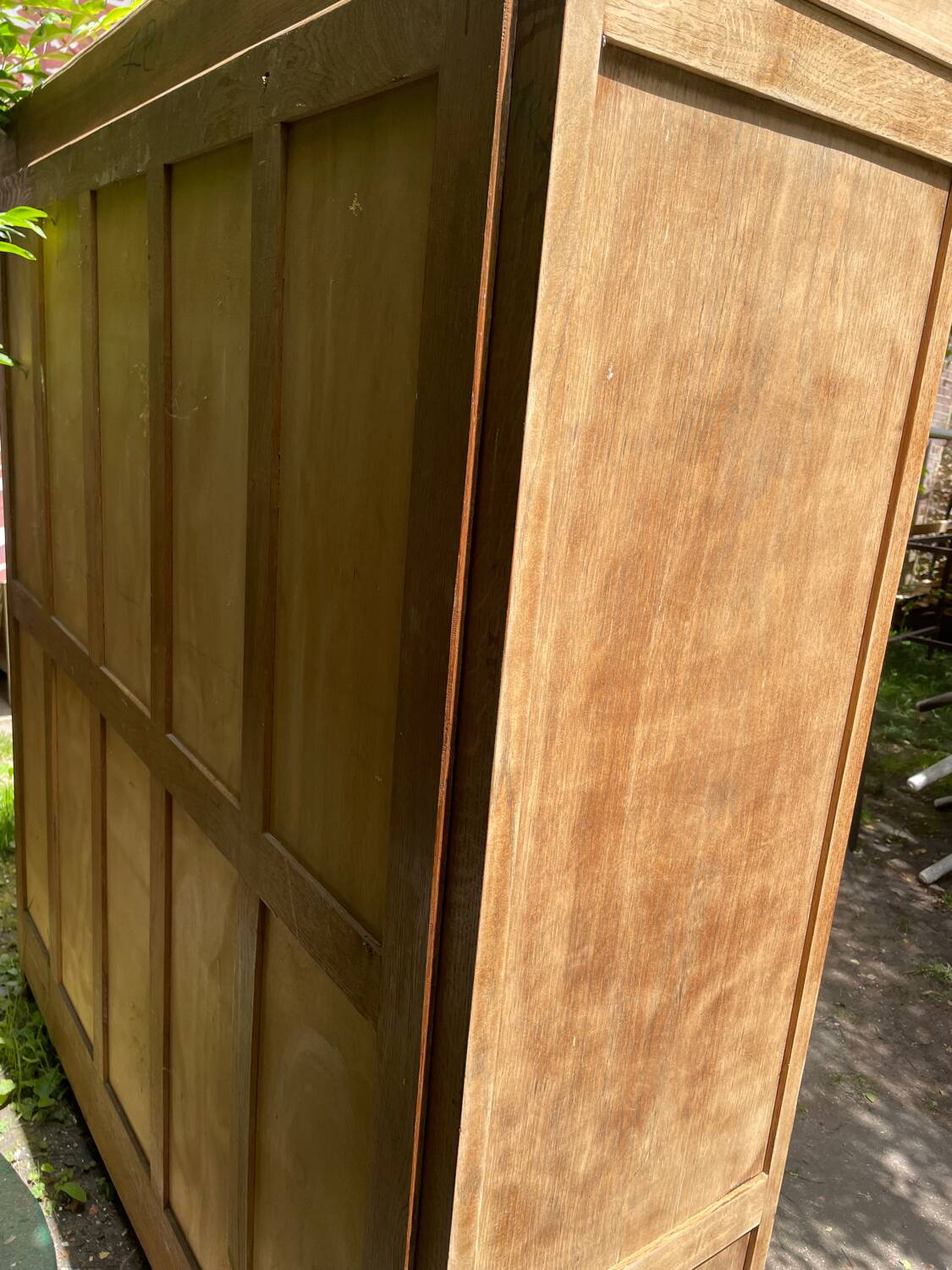 Raw wood display case with 3 doors, oak
