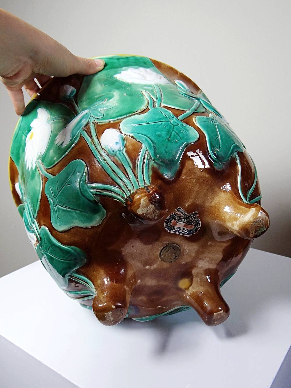 Large antique English majolica planter attributed to J. Holdcroft circa 1870-1880.