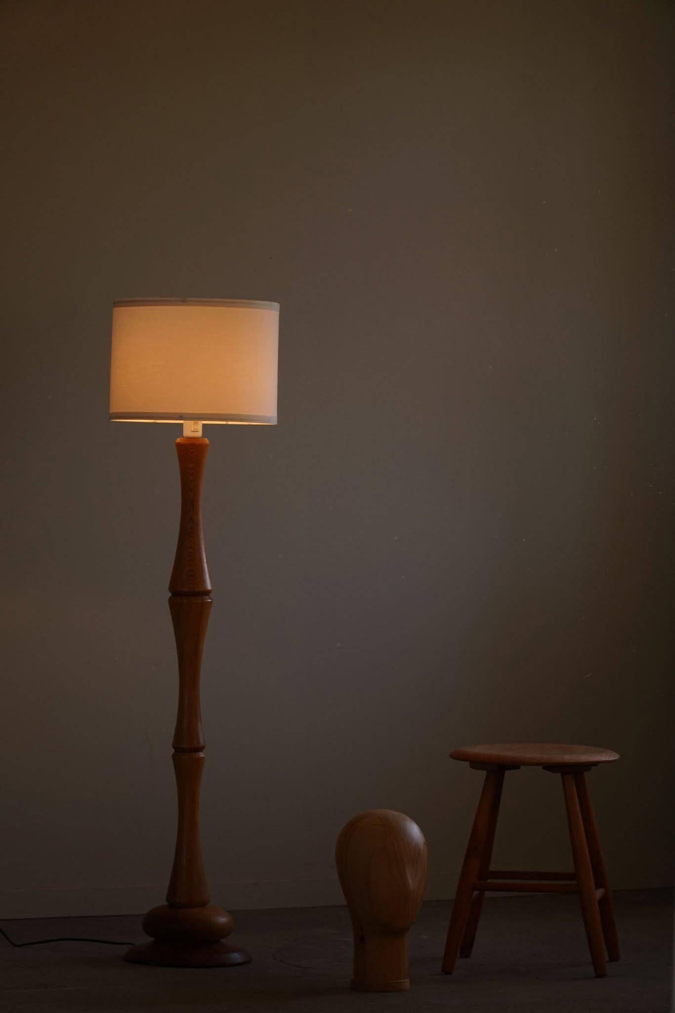 Modern sculptural Scandinavian floor lamp in solid pine, 1970s.