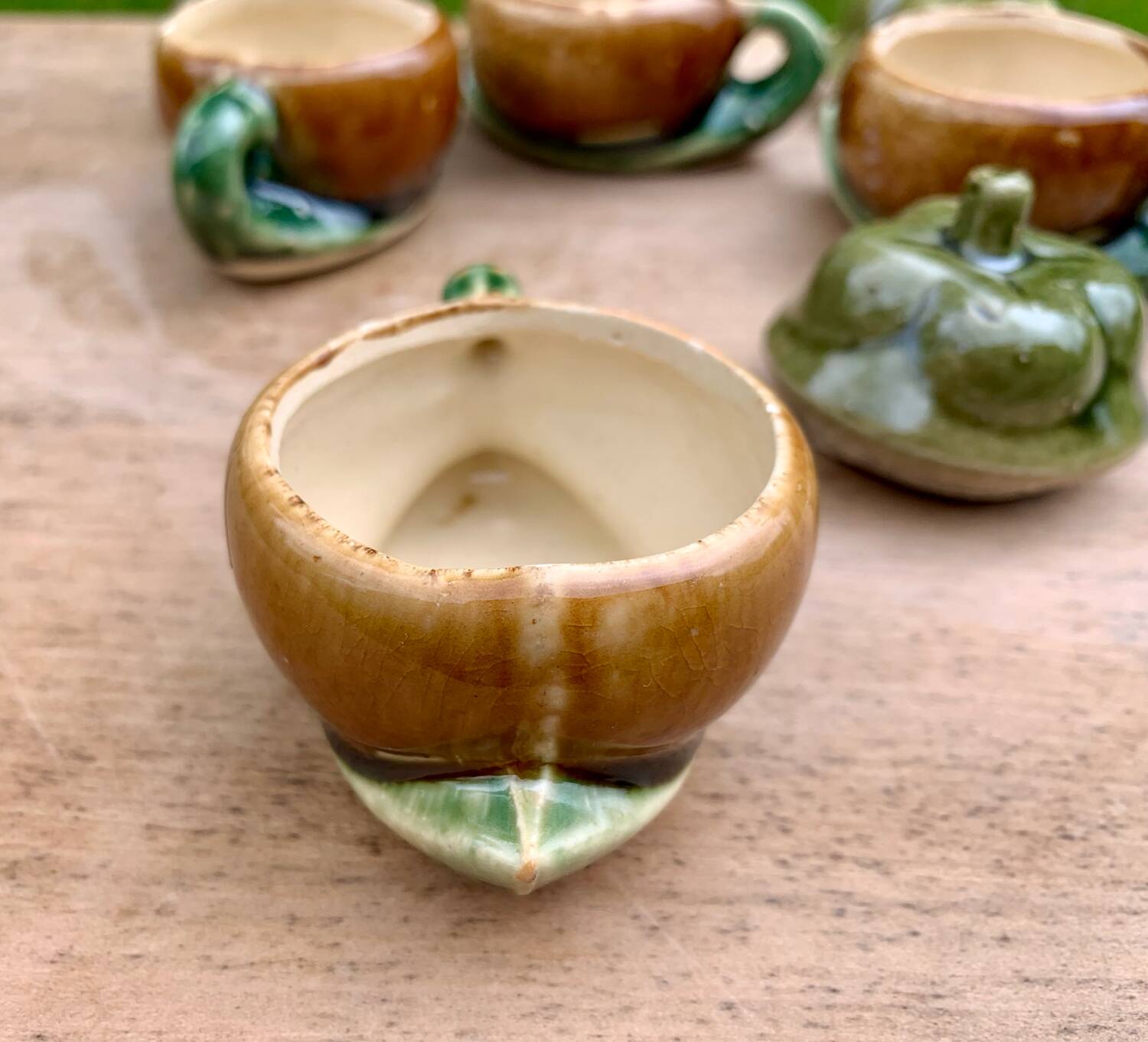 4 slip pots depicting a pepper, early 20th century