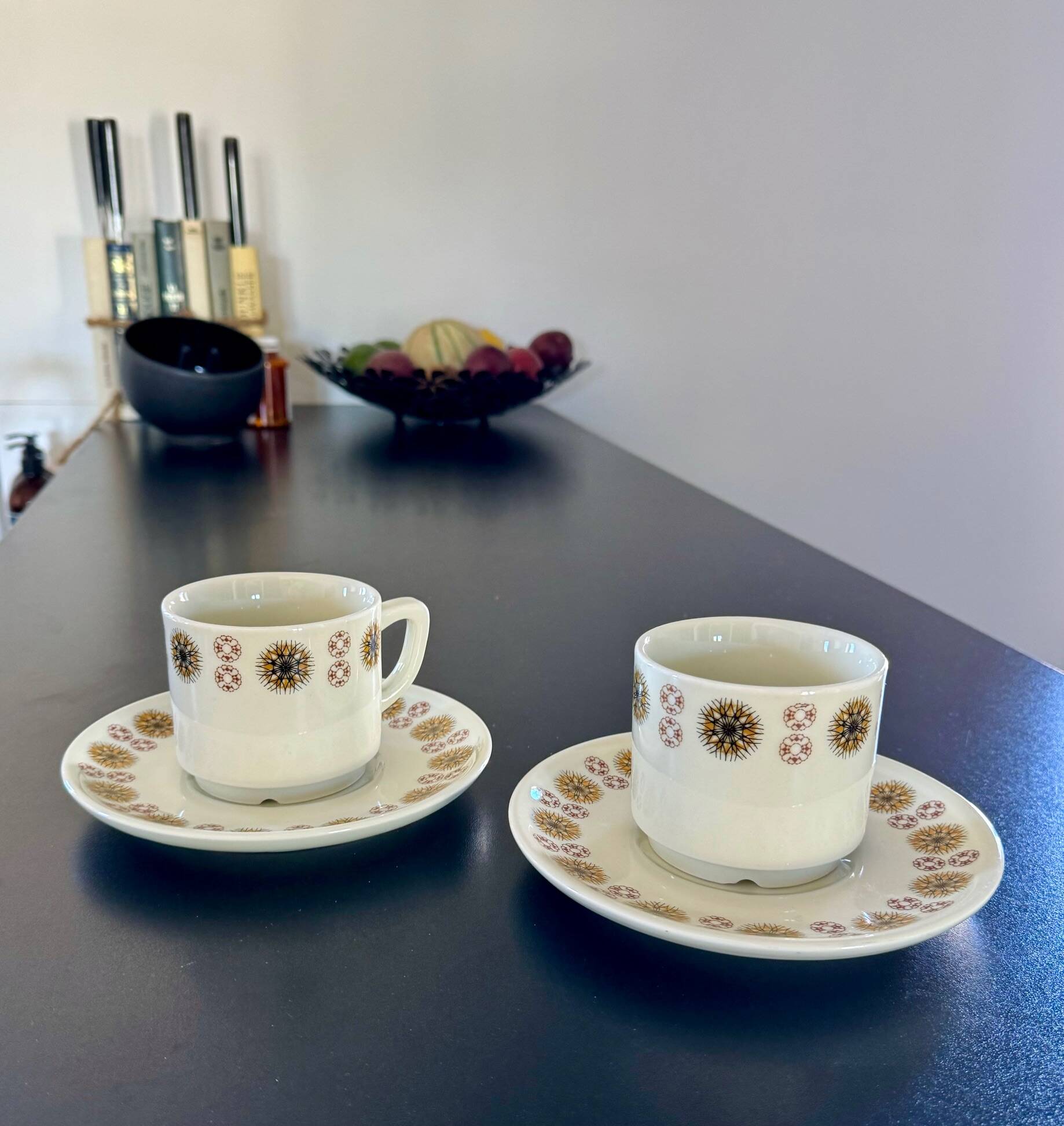 2 breakfast cups with saucers Apilco an'. 80