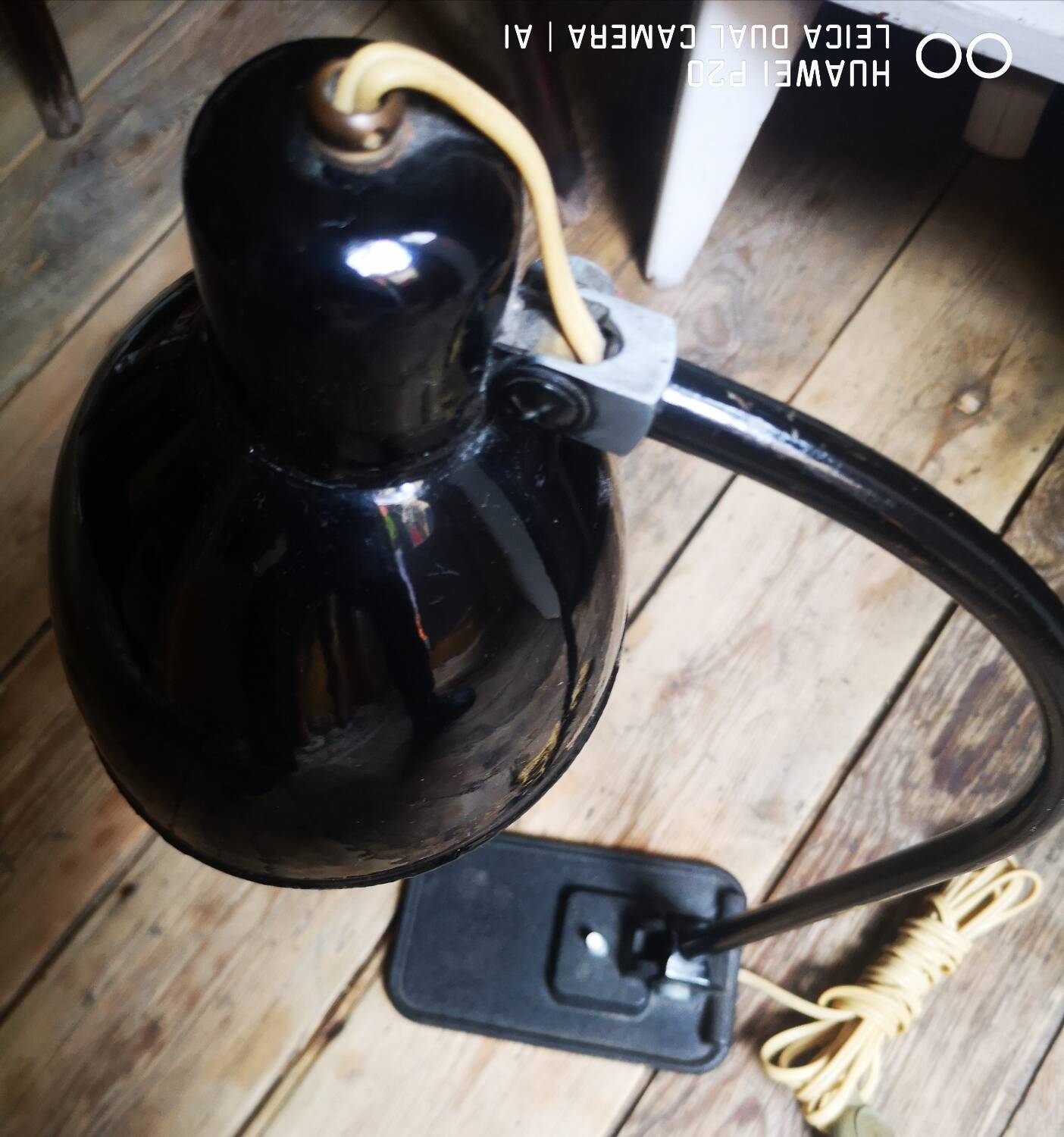 Lampe moderniste en tôle laquée noir