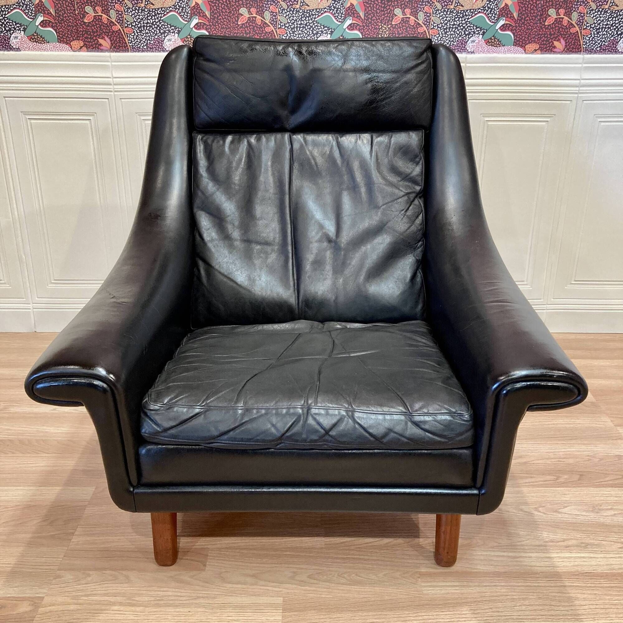 Large scandinavian armchair aage christiansen black leather and its ottoman 1950.
