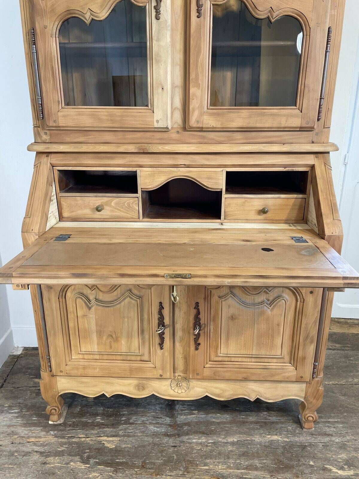 Provençal display cabinet in solid cherry wood, Louis XV style.