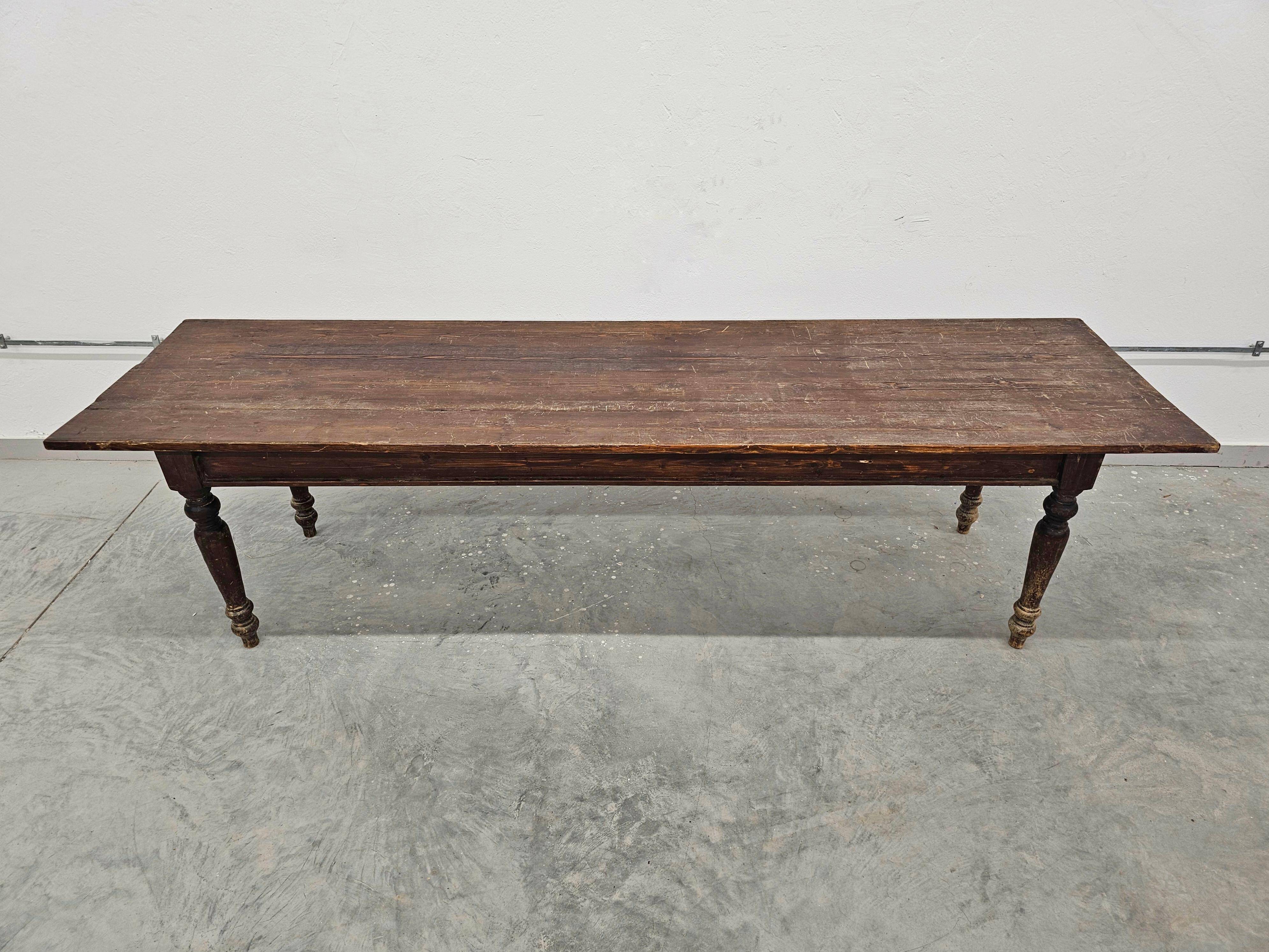 XXL Victorian farmhouse table in solid pine with patina, 1850s.