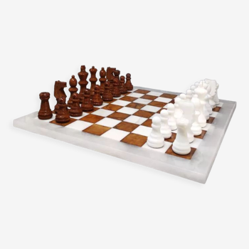 Échecs bruns et blancs des années 1970 à Volterra Alabaster, fait à la main en Italie