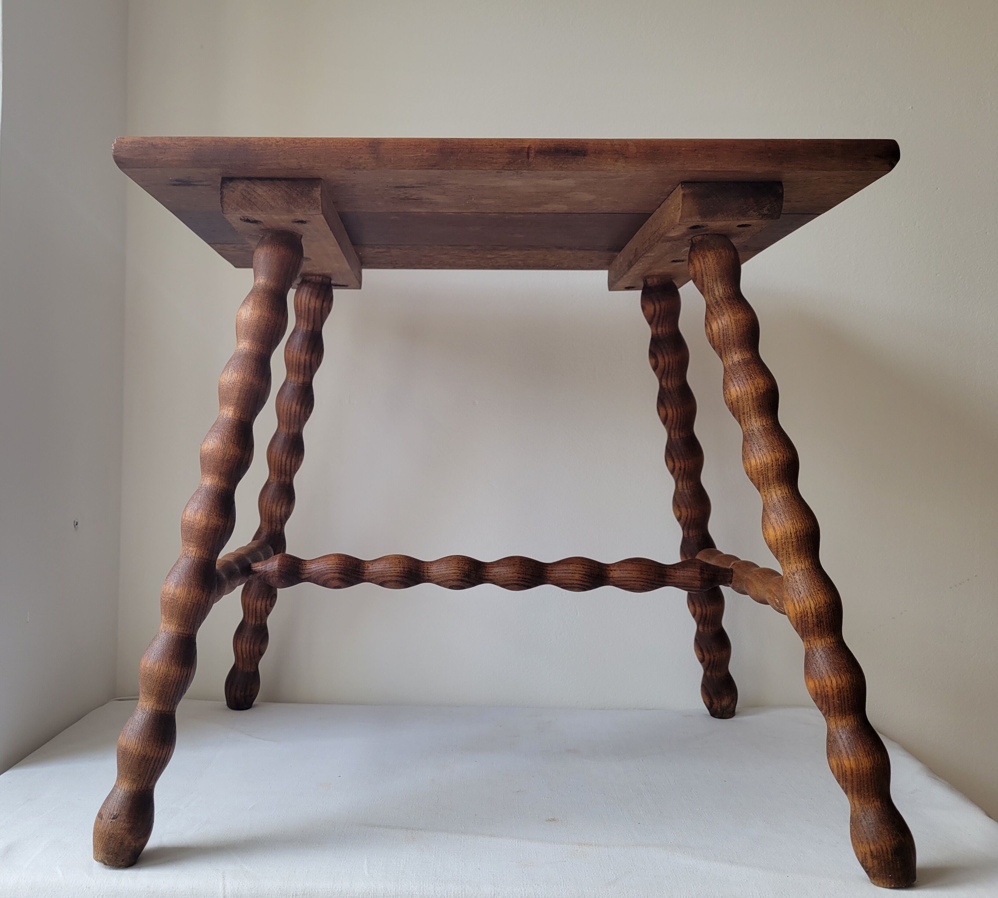 Table basse brutaliste pieds torsadés