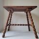 Table basse brutaliste pieds torsadés